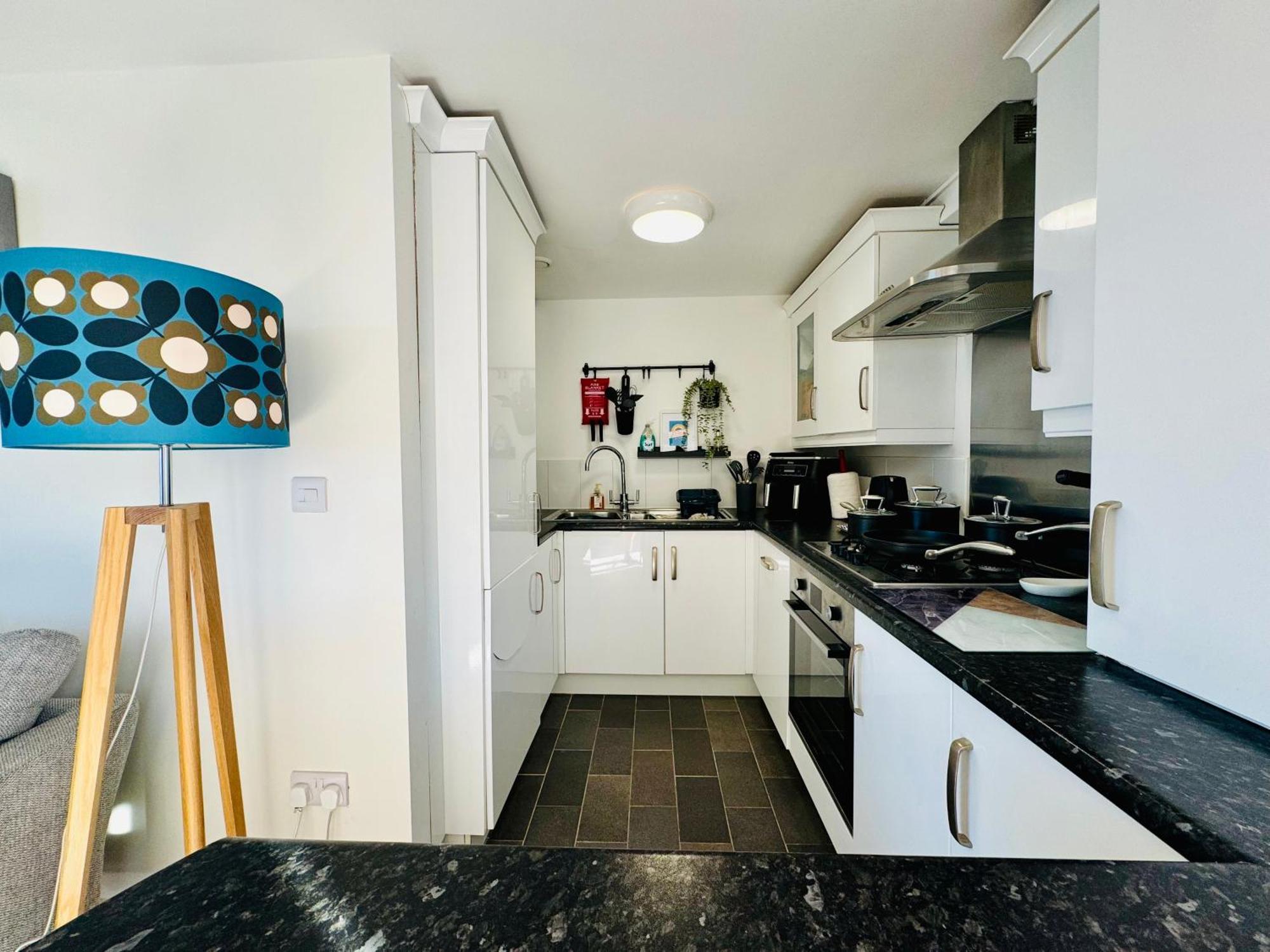 Marina Sea View Apt - Second Floor With Lift, Modern Holyhead Buitenkant foto