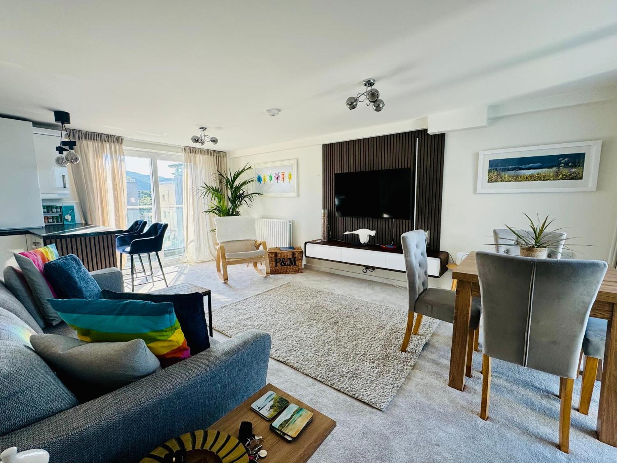 Marina Sea View Apt - Second Floor With Lift, Modern Holyhead Buitenkant foto