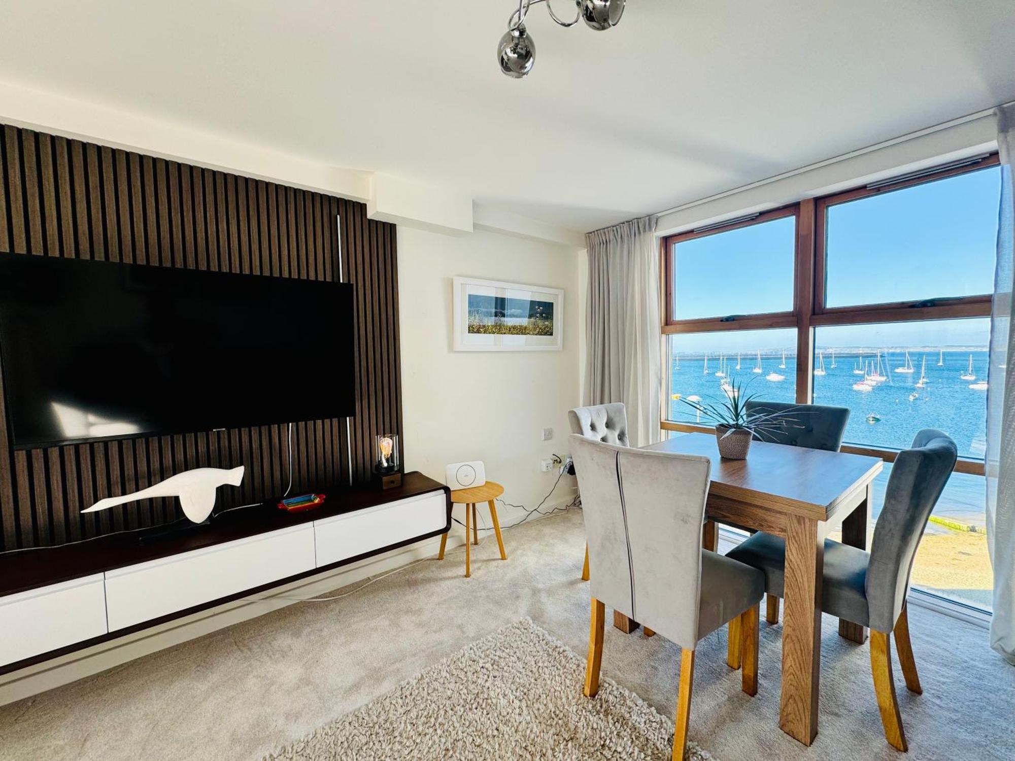 Marina Sea View Apt - Second Floor With Lift, Modern Holyhead Buitenkant foto