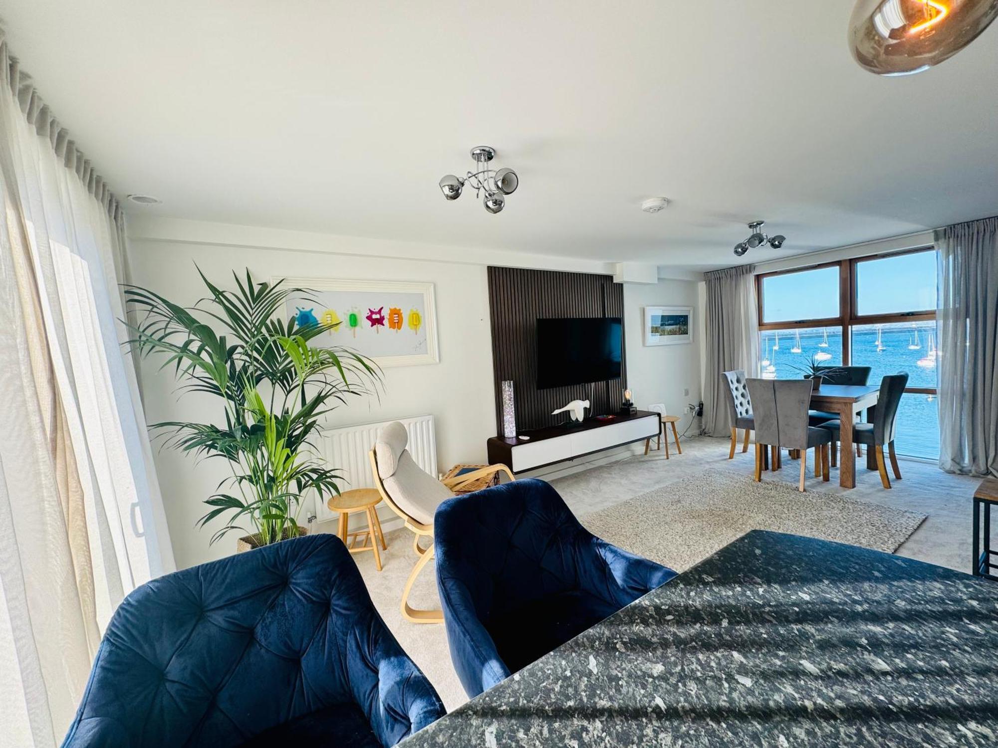 Marina Sea View Apt - Second Floor With Lift, Modern Holyhead Buitenkant foto
